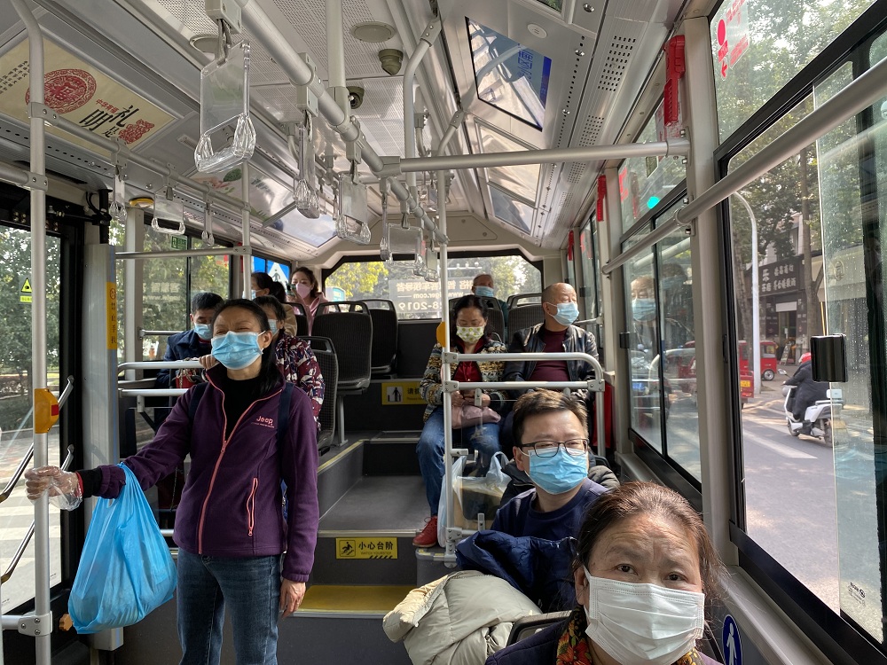 市民主动佩戴口罩乘坐公交。.jpg