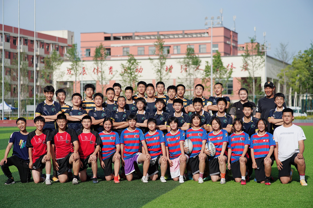 晏晓萍和孩子们.jpg