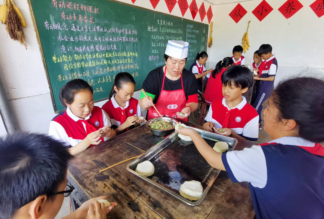 老师教学生包饺子。.jpg