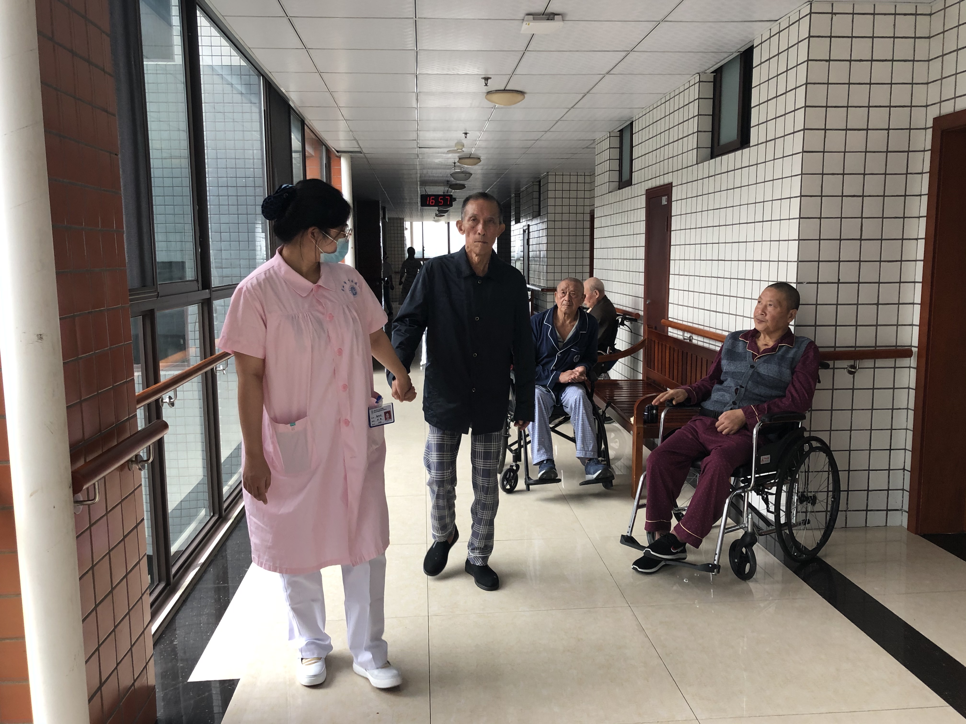 在龚村养护中心，失能半失能老人有专业医护人员照料.JPG