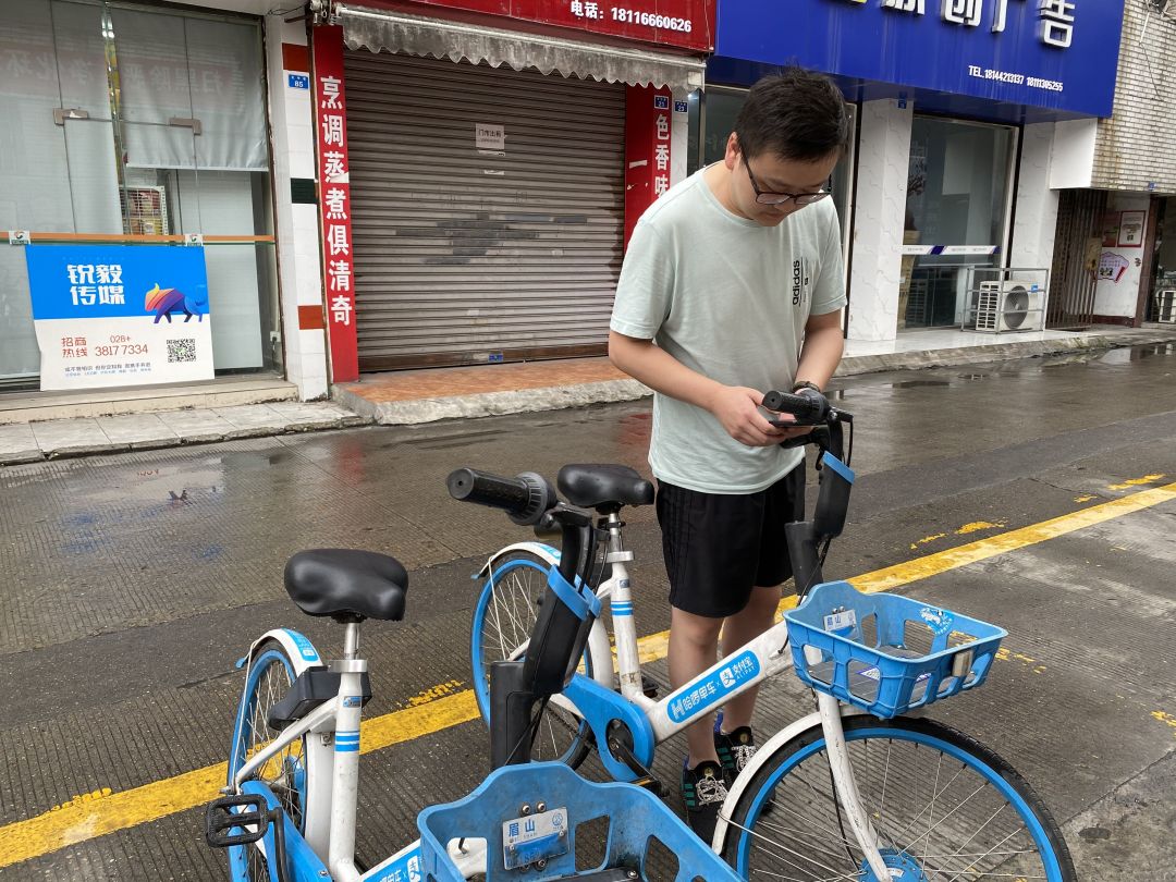 市民主动骑共享单车，践行绿色出行。.jpg