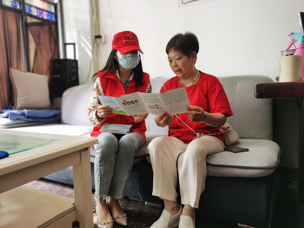 志愿者向市民宣传绿色环保知识。.png