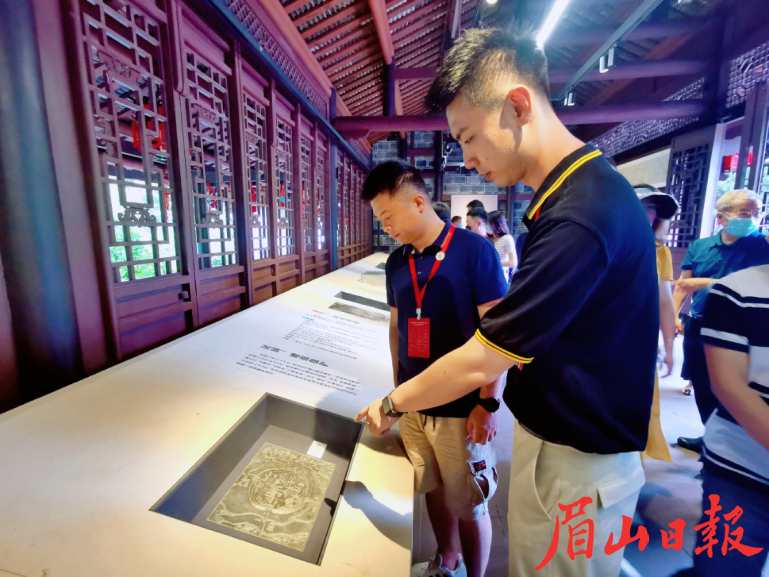 考察团成员参观三苏祠，感受三苏文化。