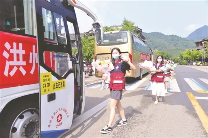洪雅欢送驰援医疗队。.webp.jpg