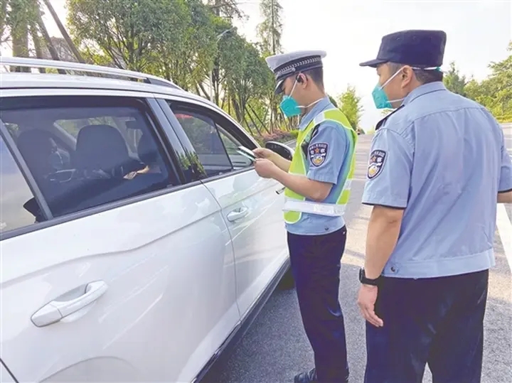 民警防疫卡点执勤。.webp.jpg
