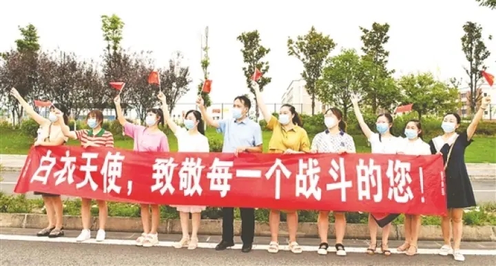 深情送别，致敬白衣天使。.webp.jpg