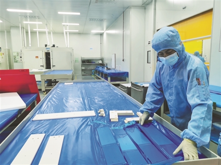 彭山经开区，珂玛材料技术有限公司工作人员正在清洗电子产品元件。.jpg