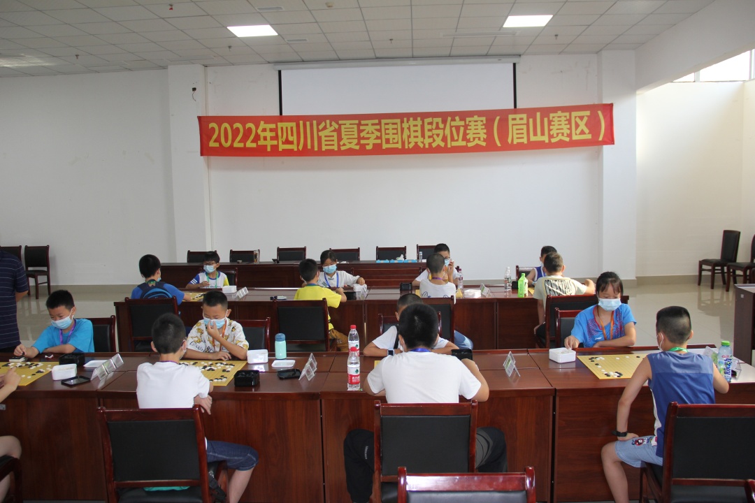小棋手们个个沉着冷静，激烈交战，在棋盘上碰撞出智慧的火花。 (1).jpg