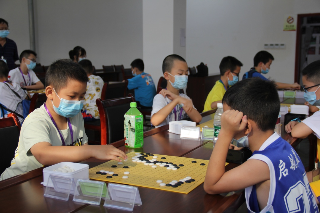 小棋手们个个沉着冷静，激烈交战，在棋盘上碰撞出智慧的火花。.jpg