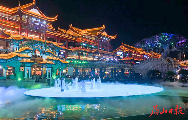  东坡水街夜景迷人。雷同 摄