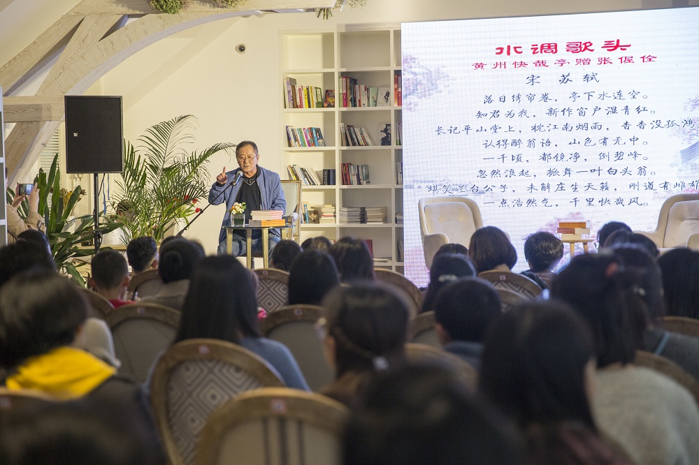 市图书馆“我读苏东坡”朗读会活动上，王晋川向大家讲解东坡文化。.jpg