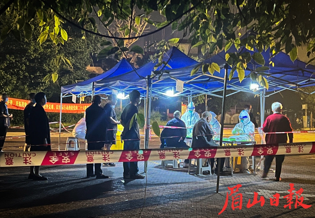 全员核酸检测有序开展。  眉山日报全媒体记者 雷同 摄