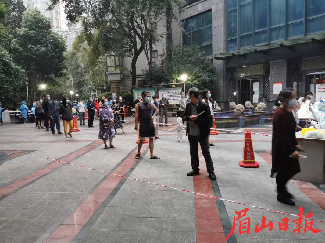 市民积极配合核酸检测。 眉山日报全媒体记者 吴海军 摄