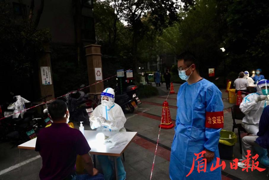 志愿者现场维持秩序。 眉山日报全媒体记者 古良驹 摄