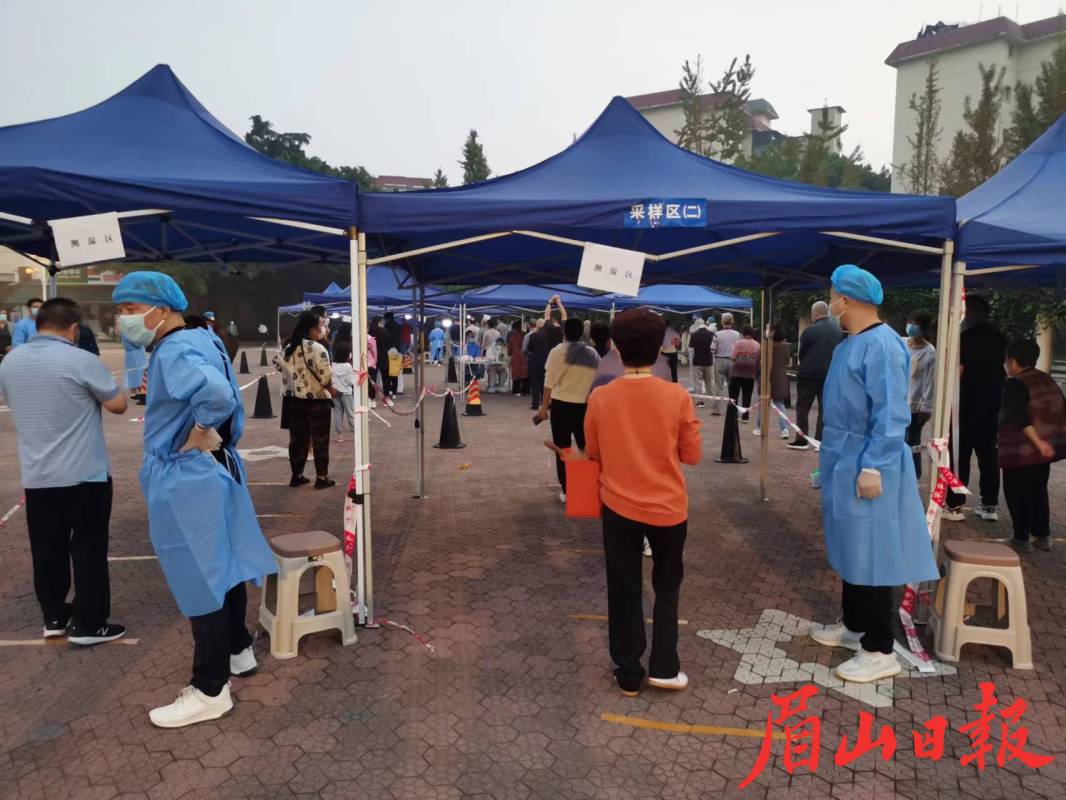 社区工作者维持核酸检测秩序。  眉山日报全媒体记者 周军 摄