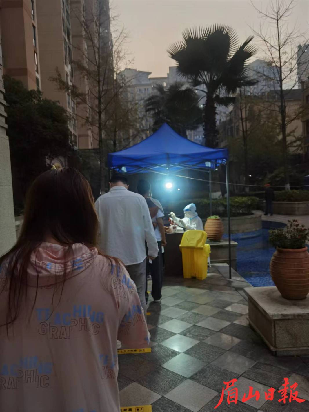 市民有序排队，进行核酸检测。  眉山日报全媒体记者 向哲  摄