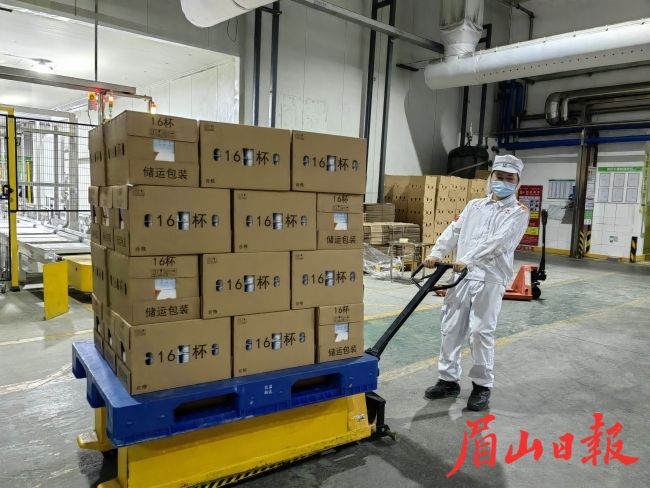  蒙牛生产车间转运产品