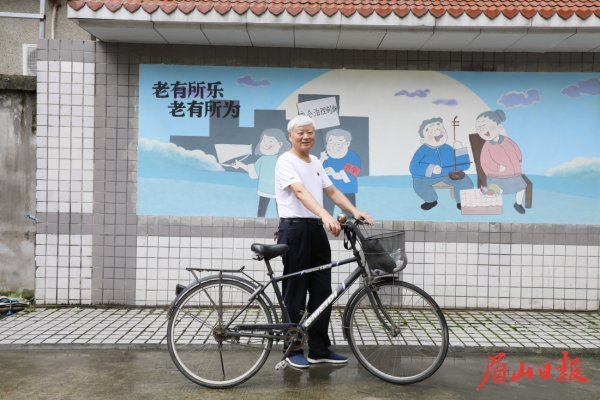 一辆单车，陪伴李彻新用镜头记录美丽乡村。