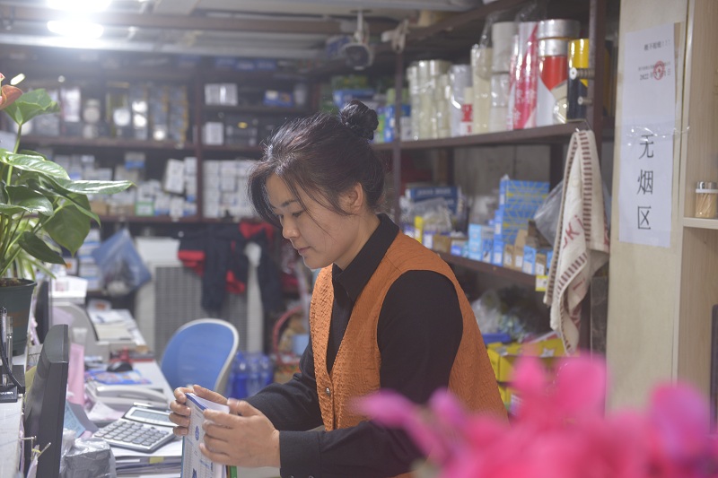 黄凤兰在工.JPG