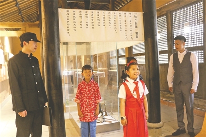 红色话剧表演。