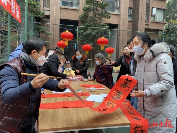 送春联进小区，送上新春祝福。
