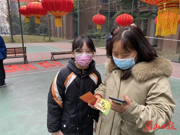 居民们开动脑筋，积极参与猜灯谜。