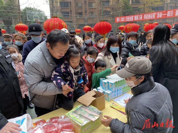  猜灯谜，领礼品。