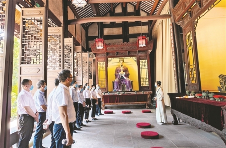 我市党员干部在三苏祠廉洁文化基地开展家风家训教育。（资料图片）