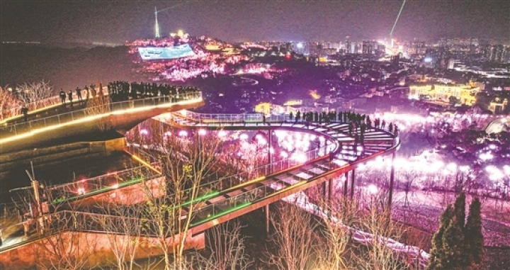 美轮美奂的“两山一河”夜景。