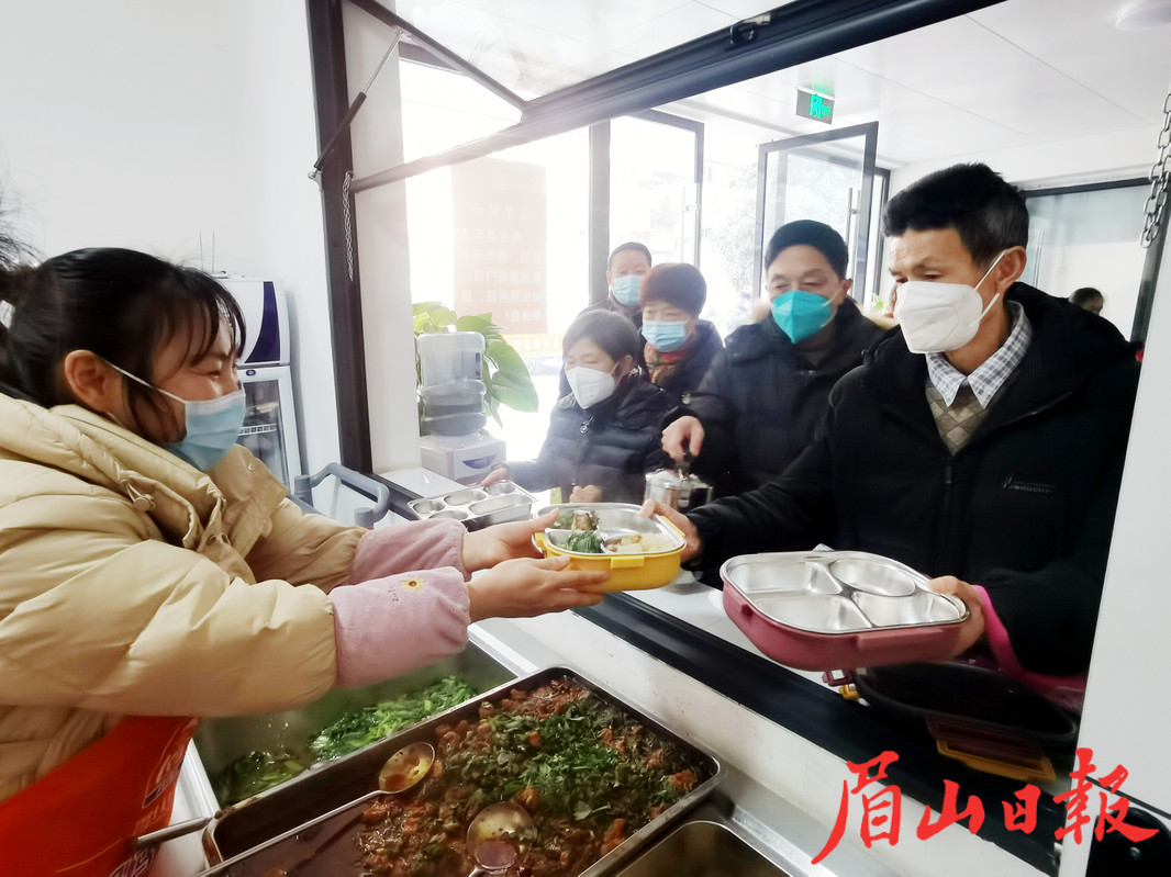 黄国平为老人们打饭。