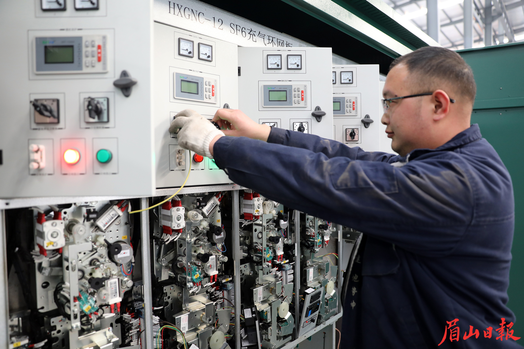 四川诺尔电气有限公司工人正在测试新产品。