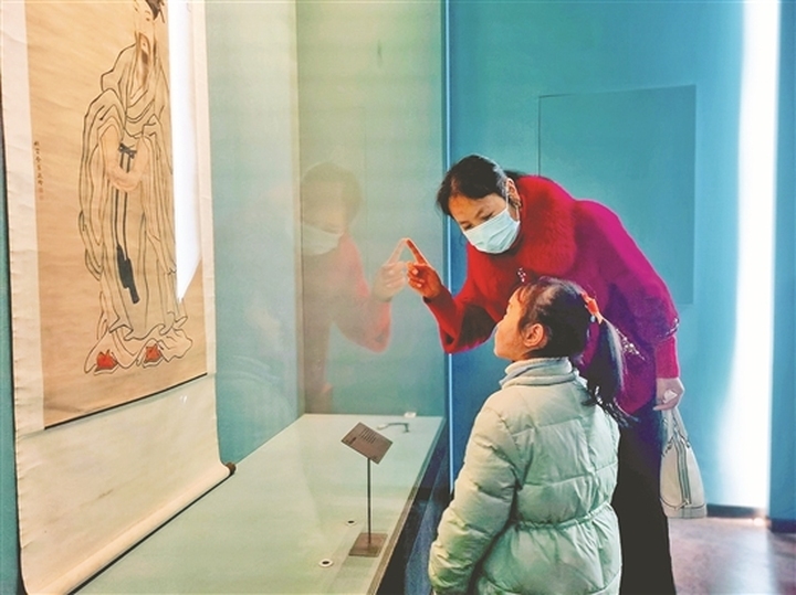 在三苏祠举办的“吾家东坡──苏轼题材文物特展·《苏轼书法全集》（四十五册本）图录特展”中，家长和孩子一起观展。