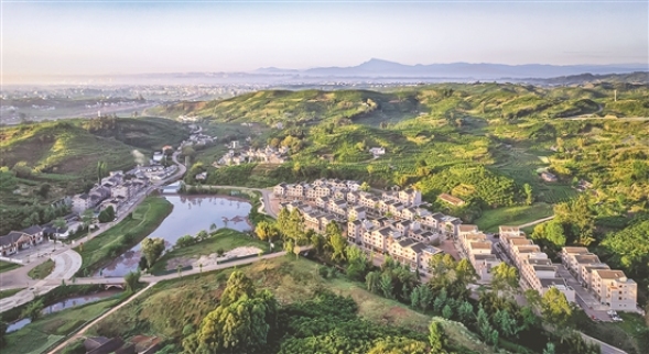 龙鹄新村，打造统筹城乡共同富裕的样板。