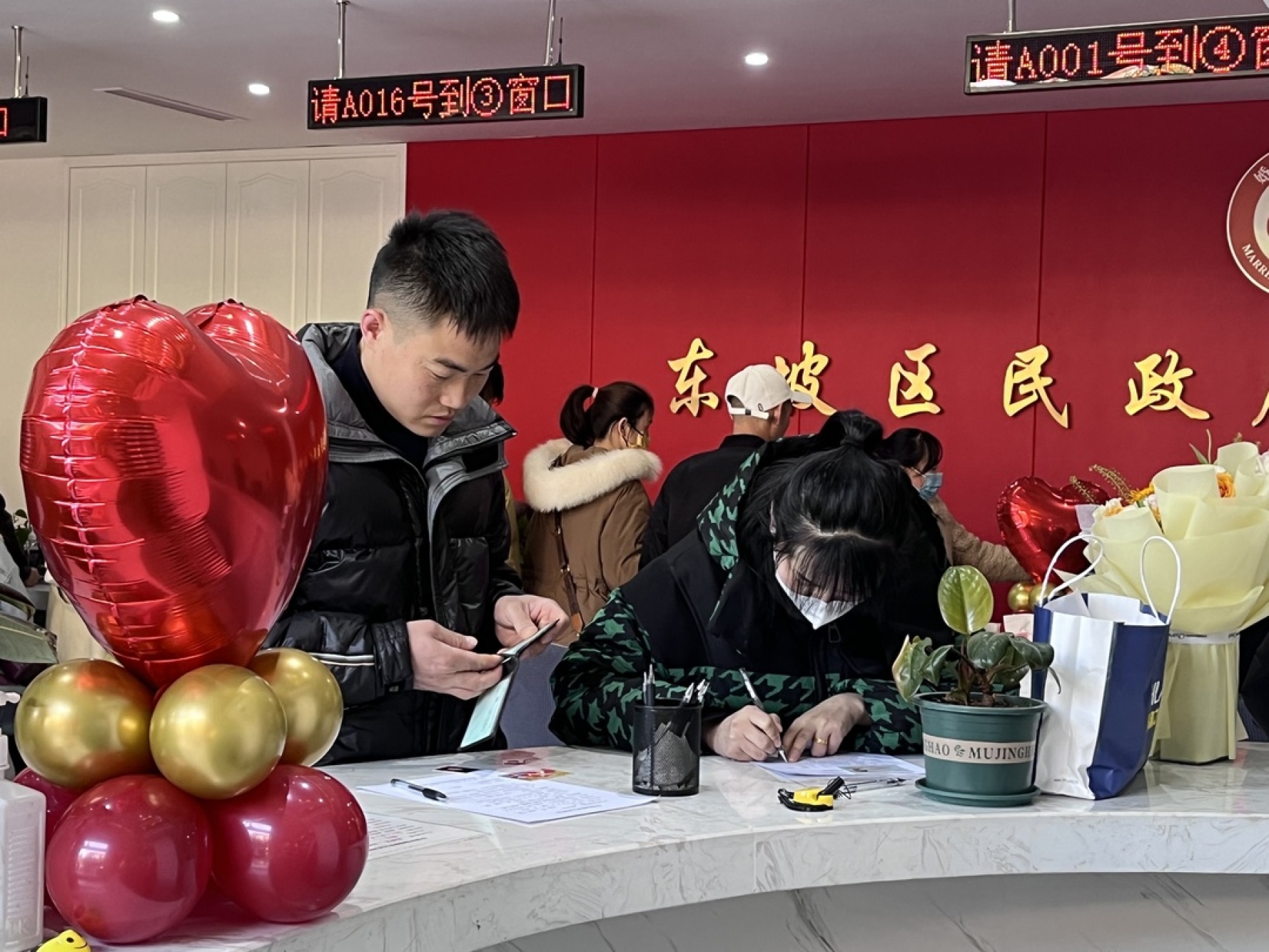  新人们办理结婚登记
