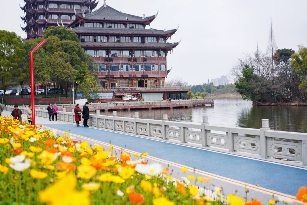 东坡步道上，市民正在散步。