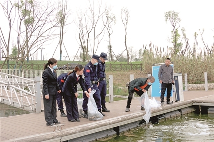 仁寿县检察院打击非法捕捞水产品庭审后现场增殖放流。