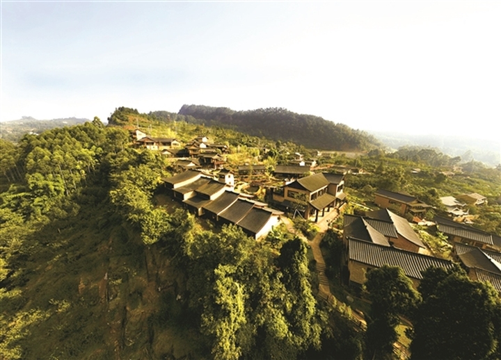 丹棱幸福岭生态民宿聚落，打造消费新场景。