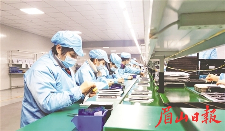 成都创兴科联光学仪器有限公司仁寿分公司的工人在专心工作。
