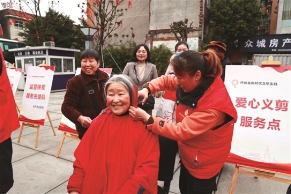 志愿者正在为市民理发。