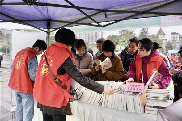 志愿者帮市民选购图书。