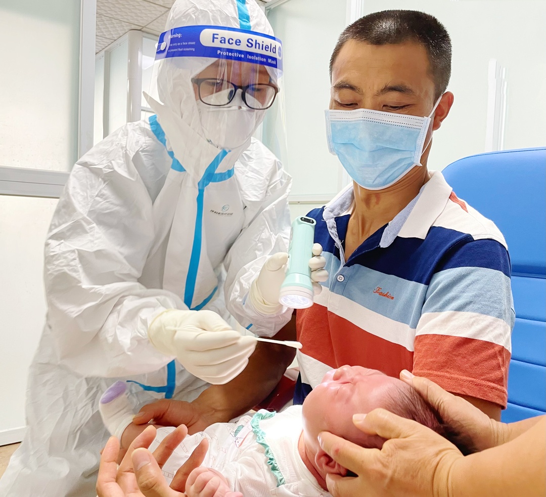 方丹参与新冠救治工作时的照片（方丹提供） (1).jpg