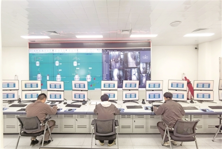 眉山茵地乐科技有限公司中控室,技术人员通过智能管控平台监测生产工序。