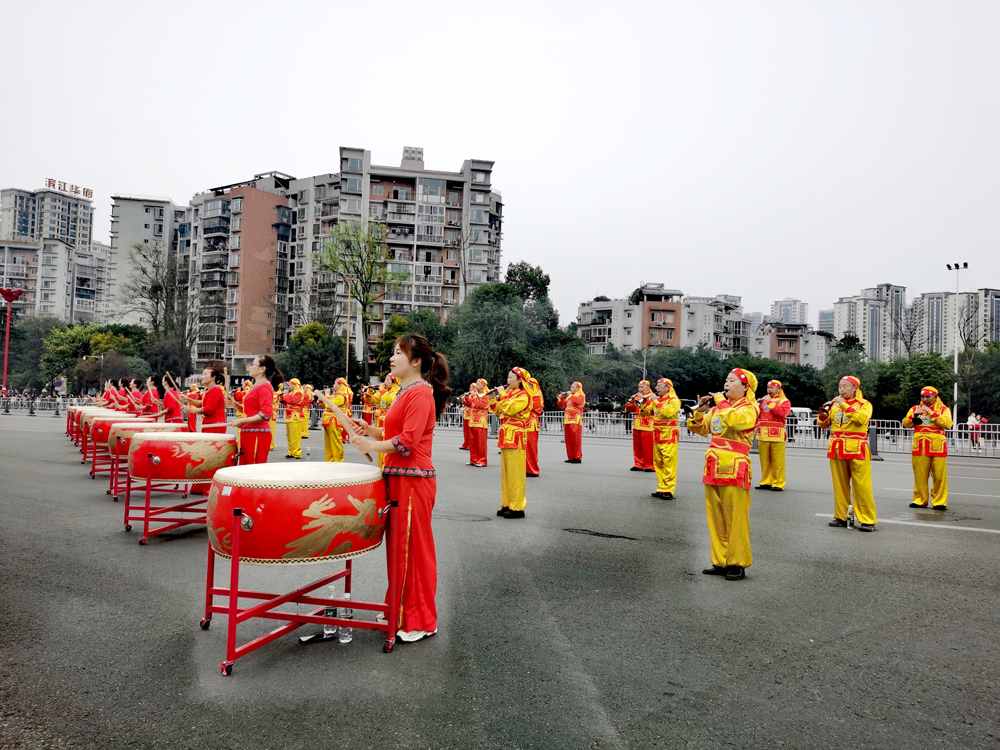 锣鼓阵阵，唢呐声声。.jpg