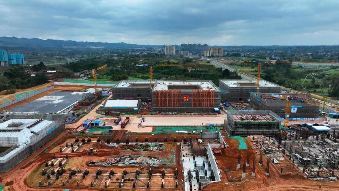清华附中眉山天府学校（筹）项目首开区全面封顶。.jpg