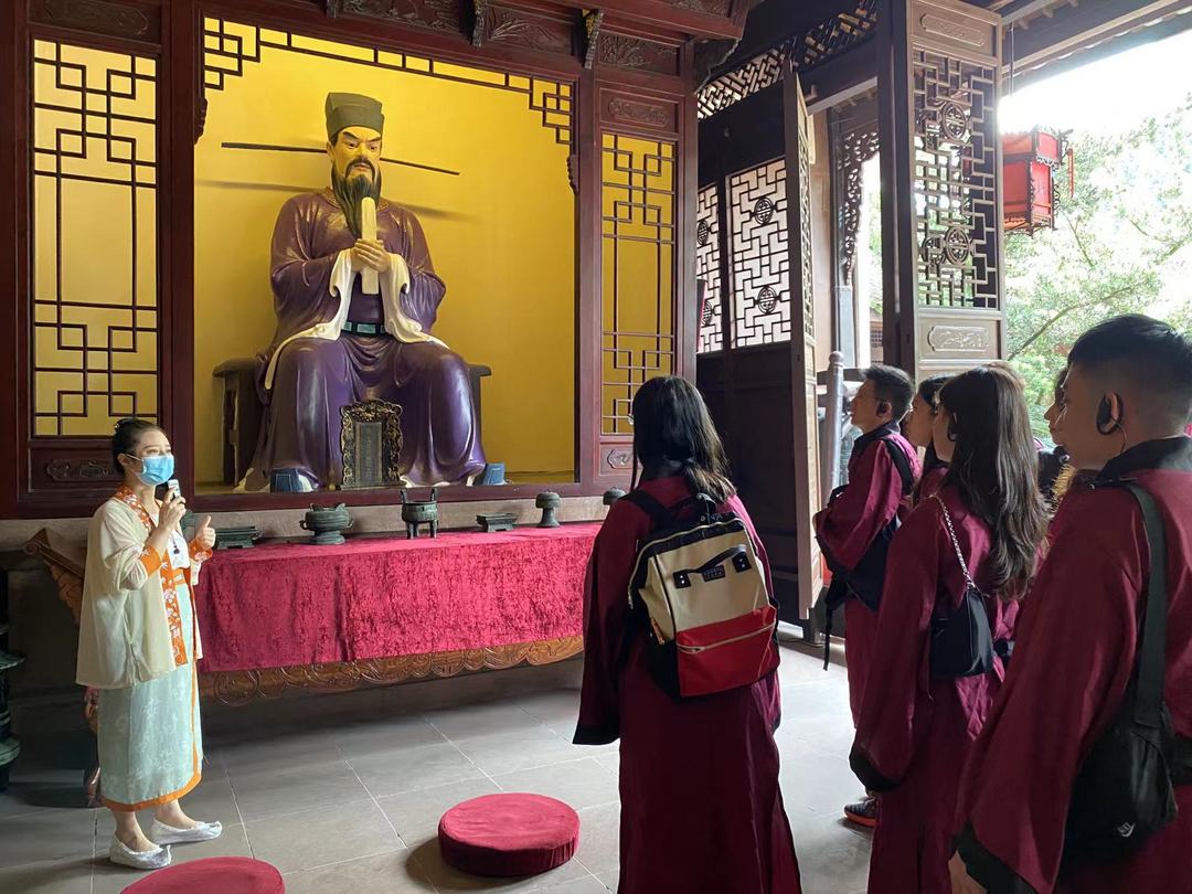 游客文明游览三苏祠。.jpg