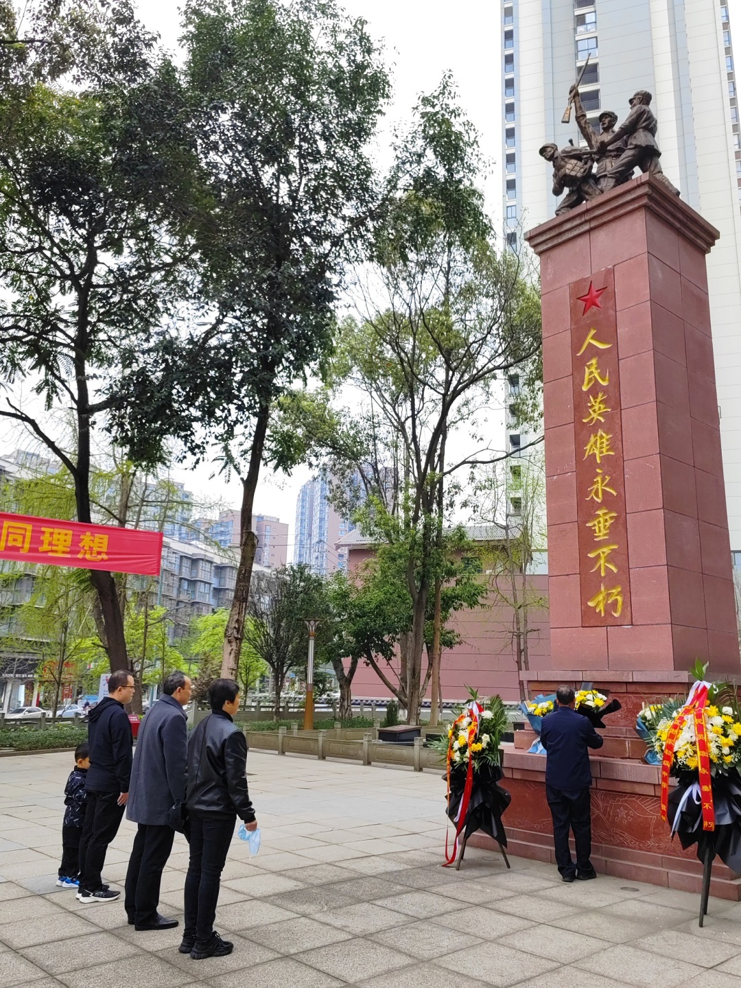 李华太和李斌太兄弟一家三代人在彭山区烈士陵园为亲人李兴华烈士扫墓。.jpg