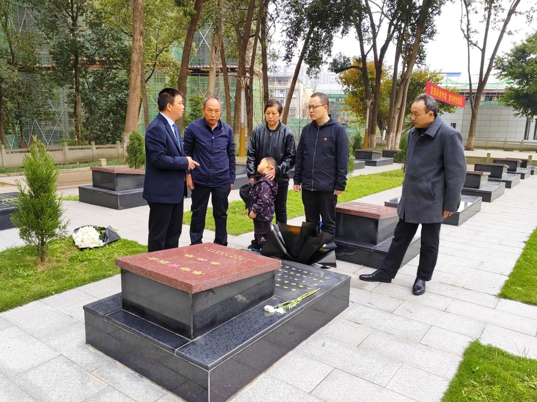 李华太和李斌太兄弟一家三代人在彭山区烈士陵园为亲人李兴华烈士扫墓。 (1).jpg