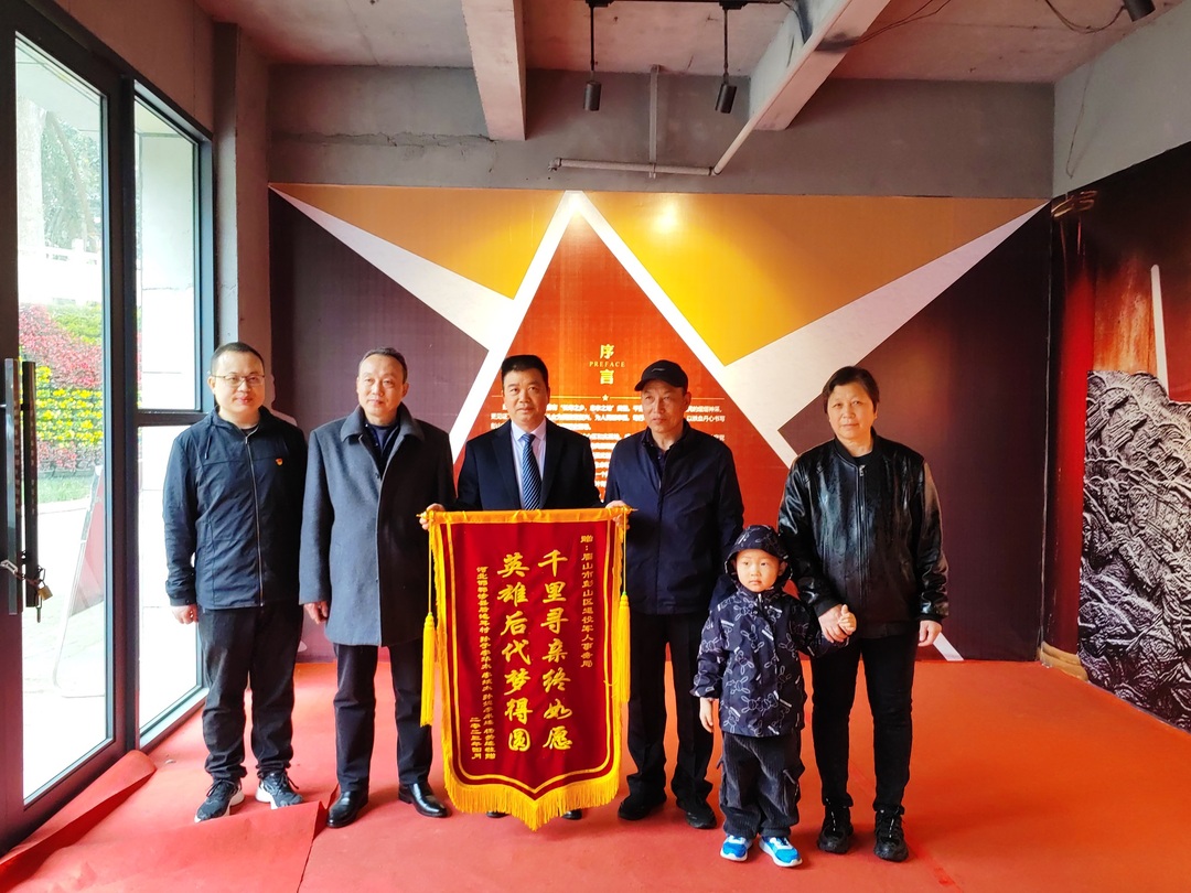 李华太和李斌太俩兄弟向彭山区退役军人事务局工作人员表示了感谢，并为他们送上了锦旗。.jpg