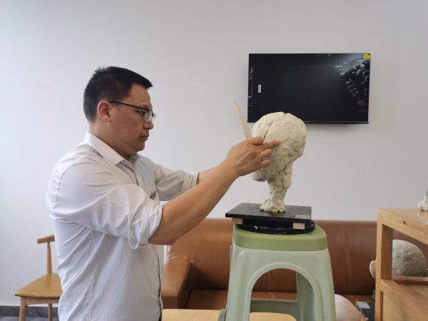 李飞正在不断钻研遗体整容技术。