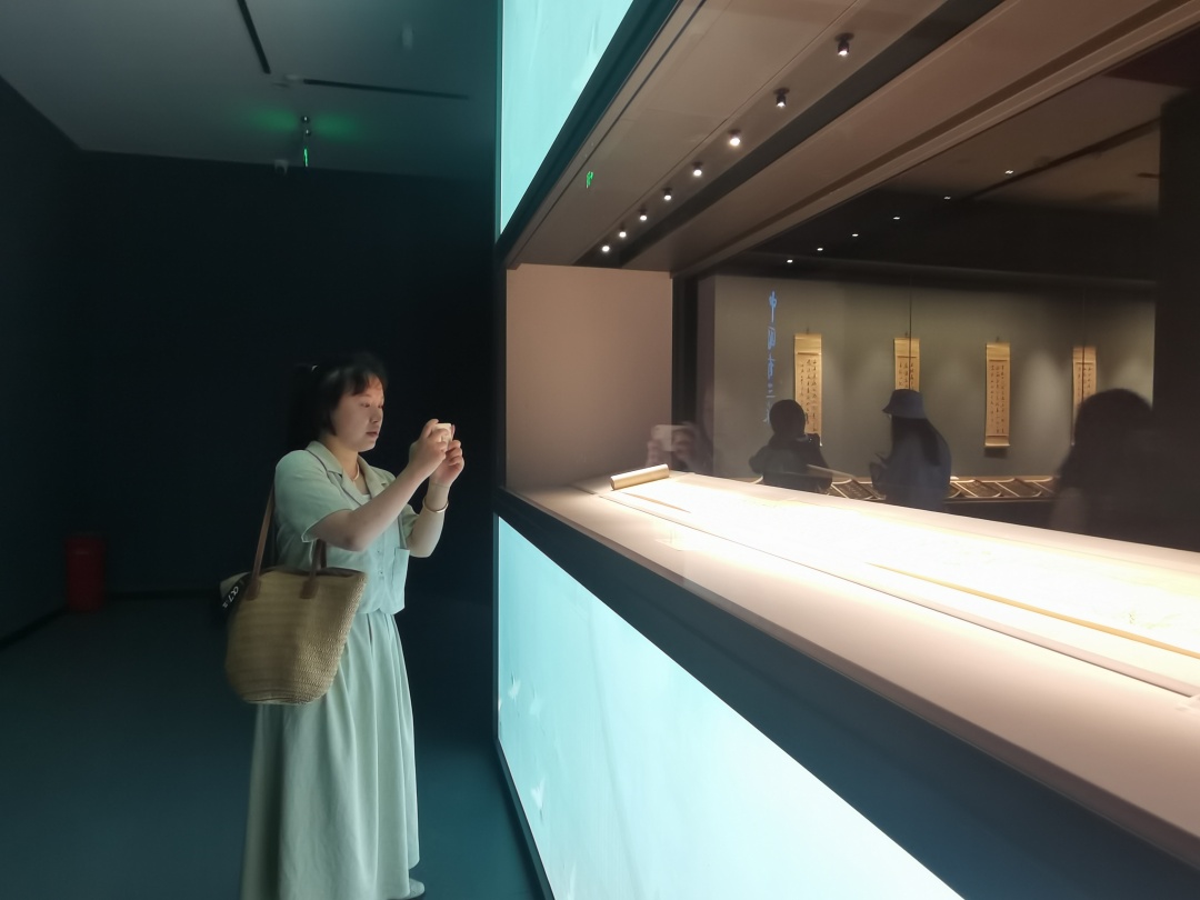 市民观展.jpg